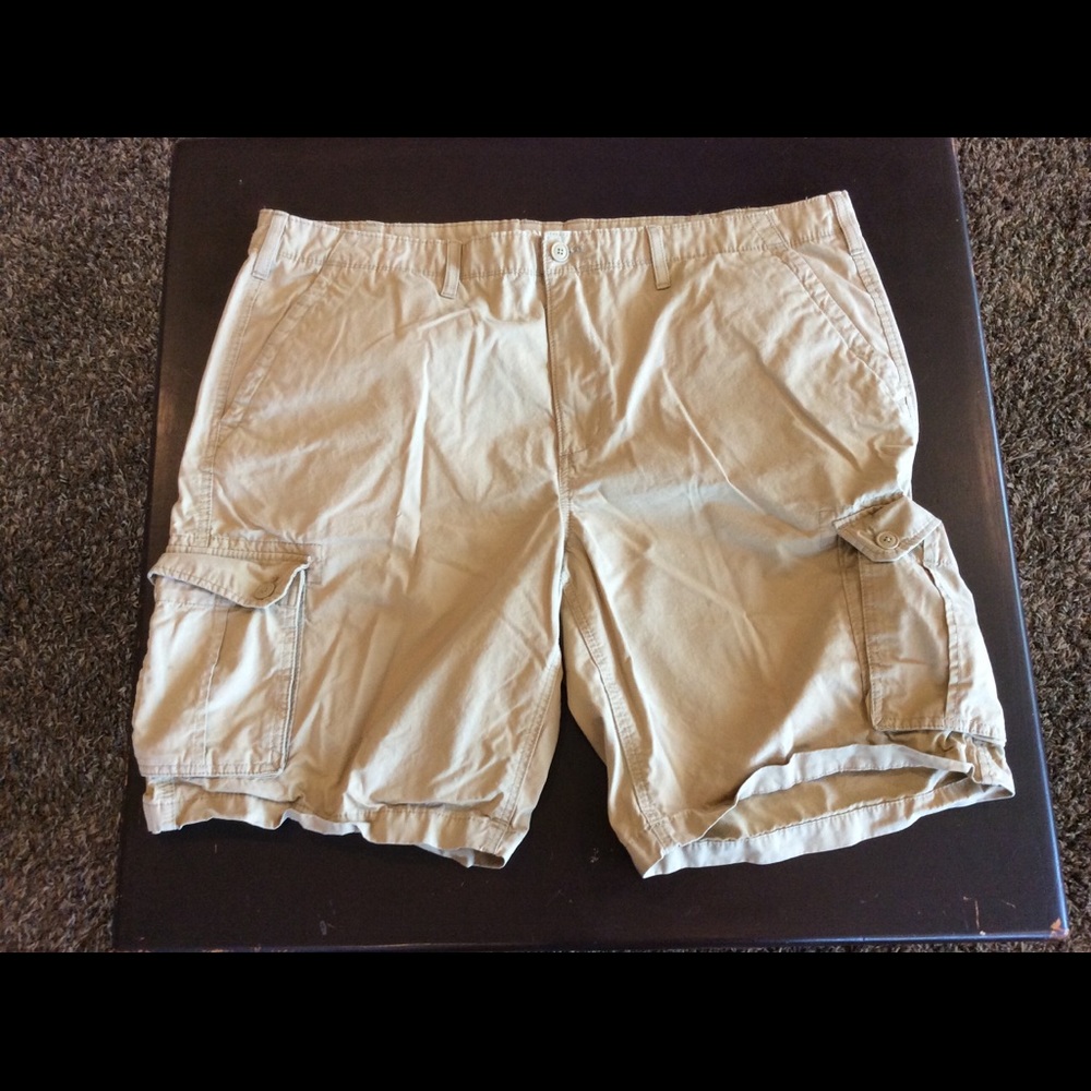 Beige / tan Men’s Sonoma size 44 cargo shorts.